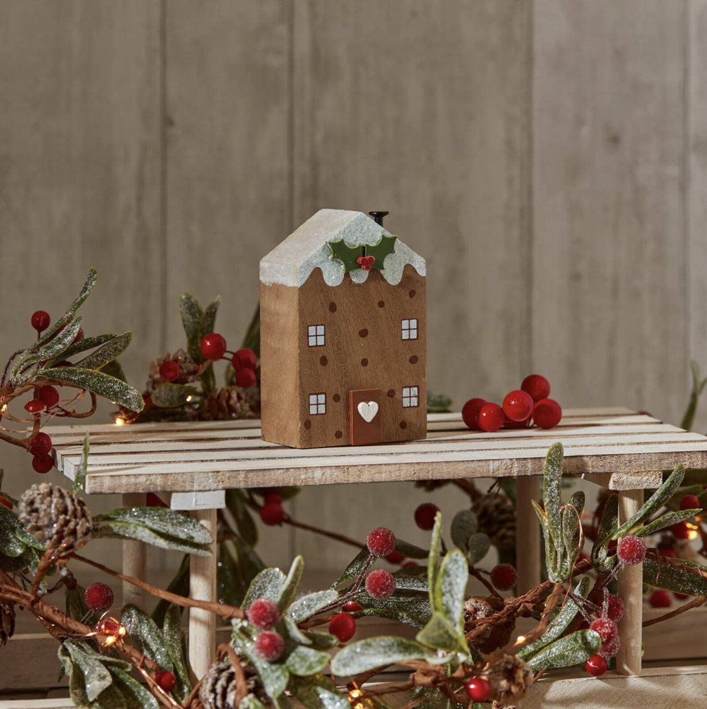 XMAS PUDDING HOUSE BLOCK WITH HOLLY WOODEN