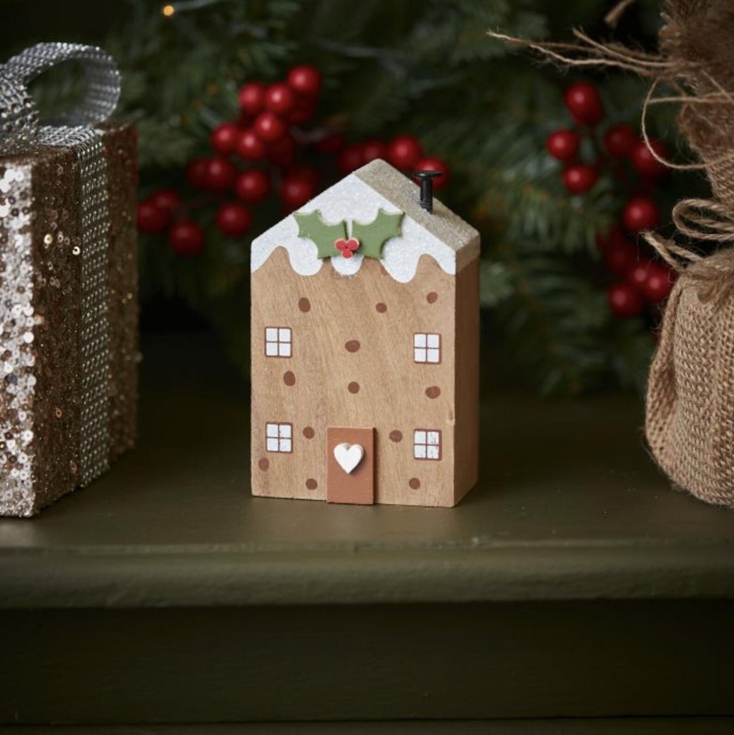 XMAS PUDDING HOUSE BLOCK WITH HOLLY WOODEN